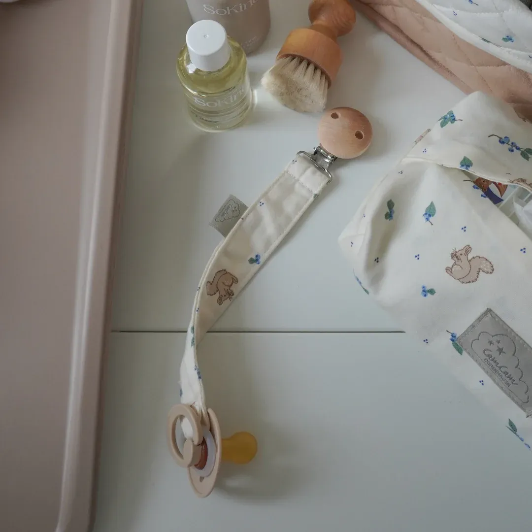 CAM CAM Κλιπ Πιπίλας Ξύλινο Με Βαμβακερό Ύφασμα Blueberries