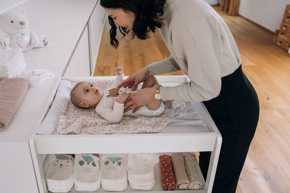 FREE ON Ξύλινη Αλλαξιέρα Μωρού Με Ράφια Mila White