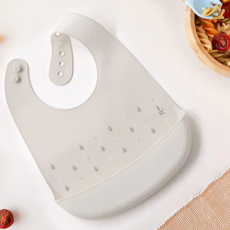 KIOKIDS Βρεφική Σαλιάρα Σιλικόνης Με Τσέπη Petit Moments Grey (4+ μηνών)