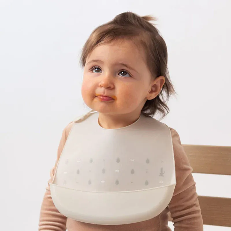 KIOKIDS Βρεφική Σαλιάρα Σιλικόνης Με Τσέπη Petit Moments Grey (4+ μηνών)